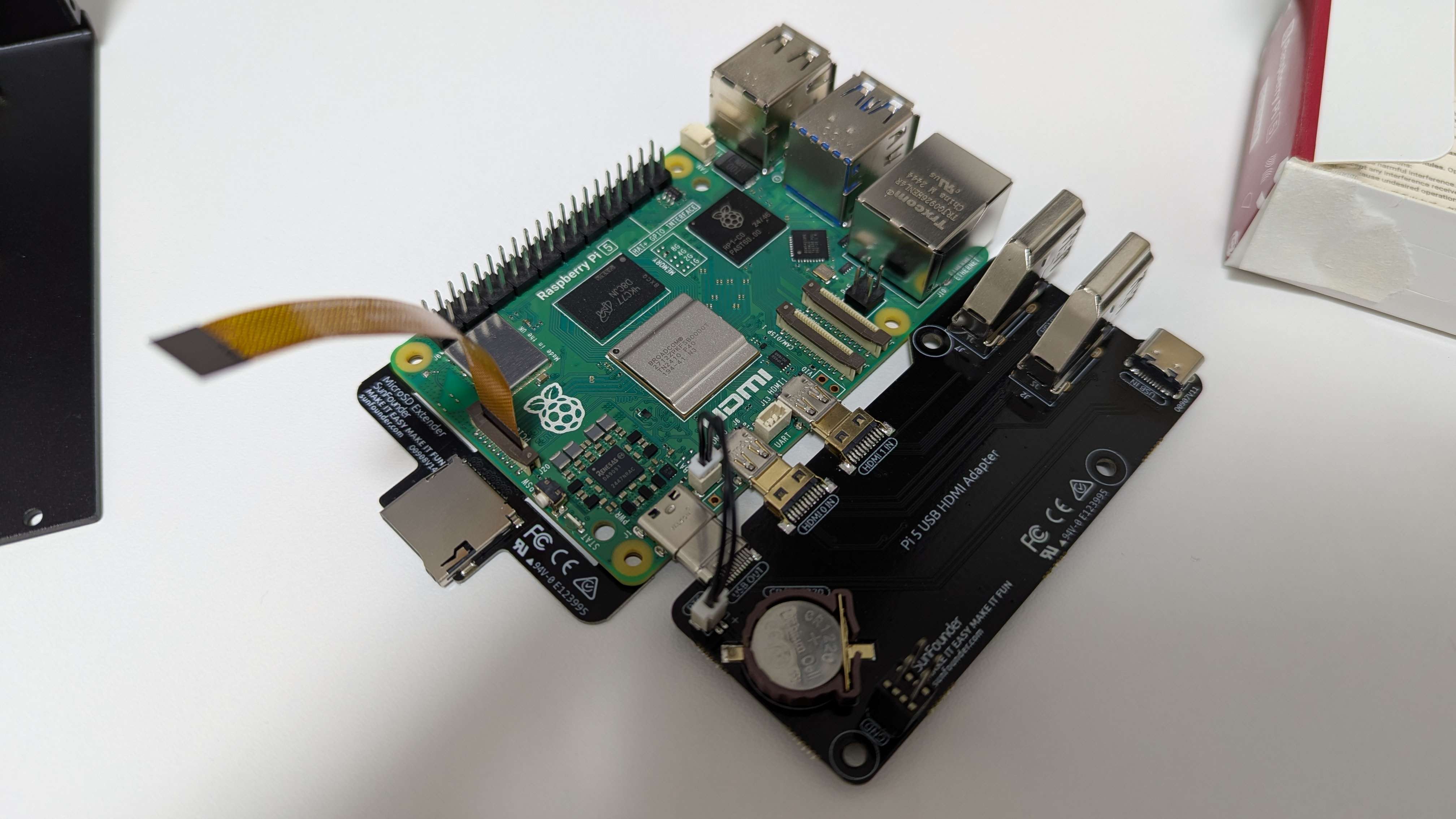 MicroSD Extender, USB HDMI Adapter, FPC などを取り付け