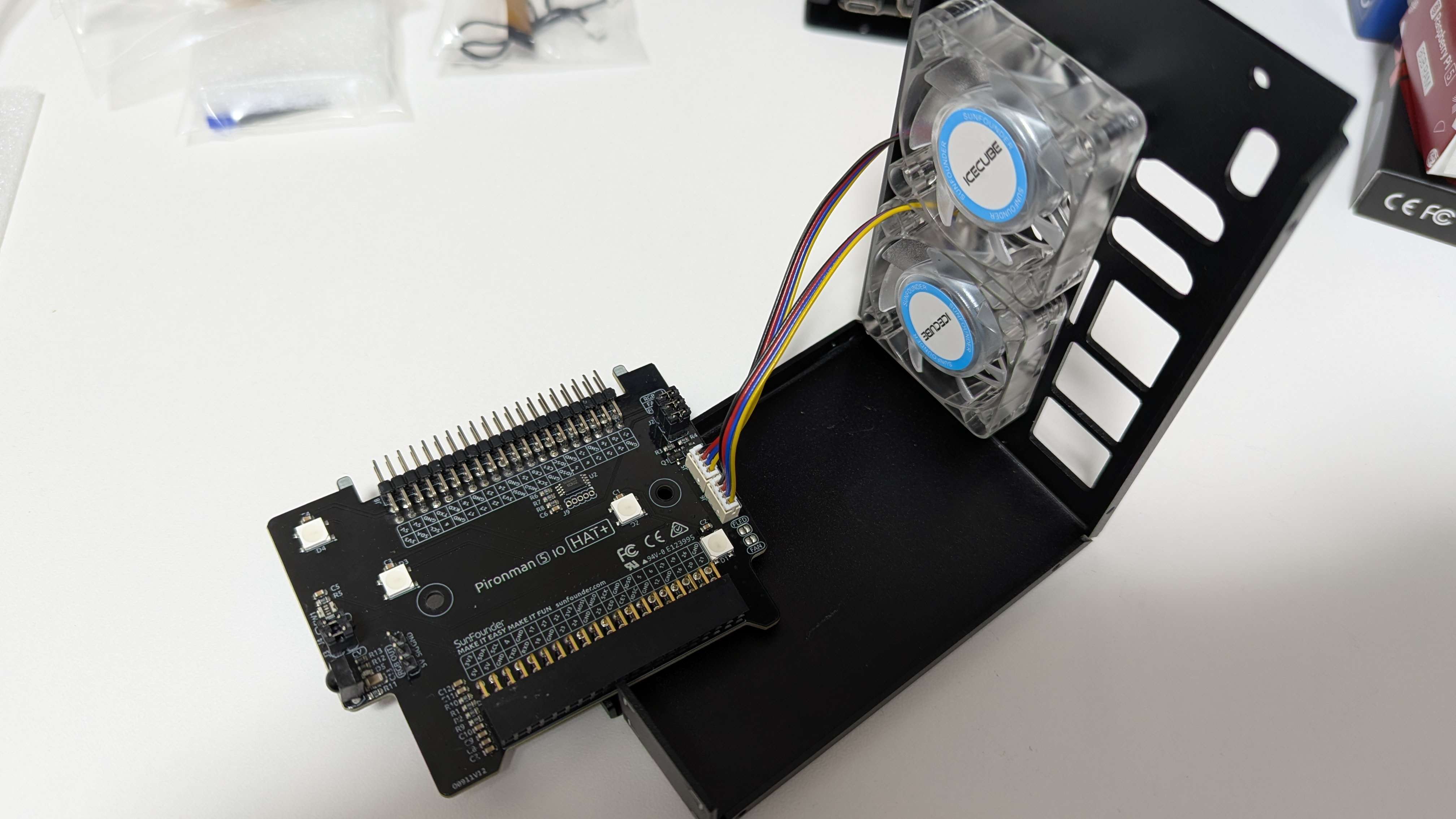 もう片方のアルミケースにはファンを取り付け、ファンと IO Expander を接続