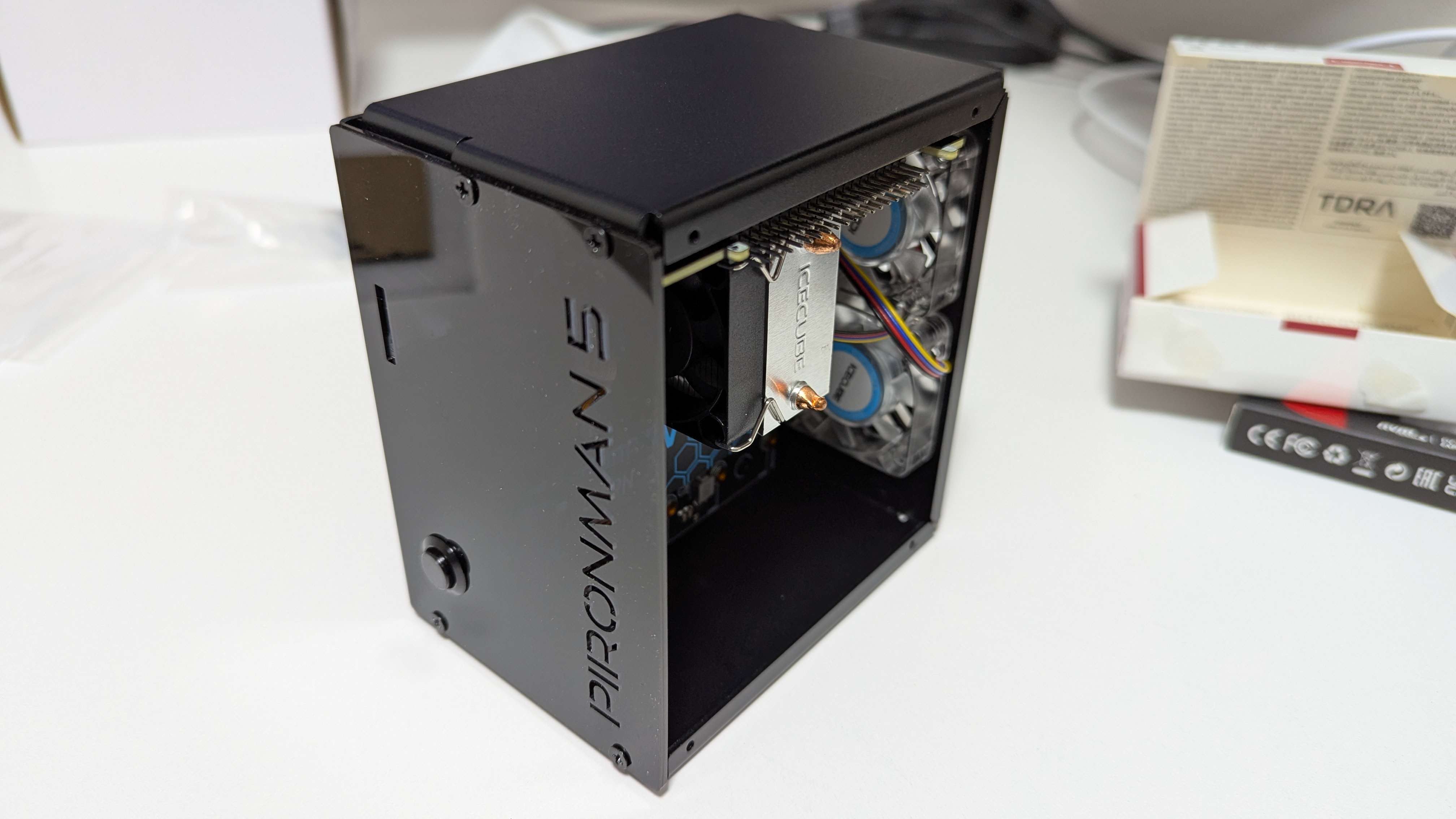 電源スイッチと一緒にアクリルのパネルを取り付け