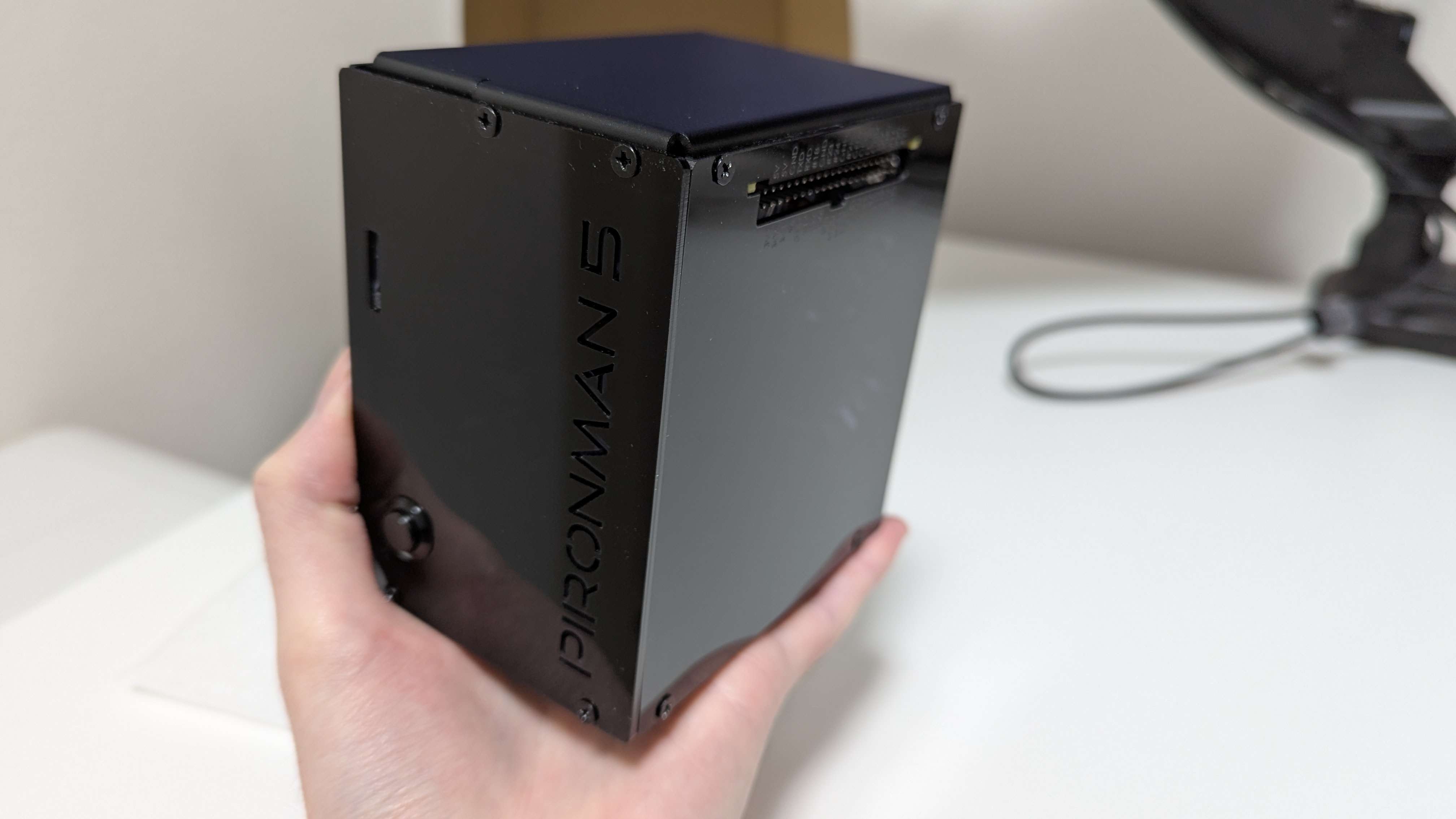 最後のパネルを取り付けて完成